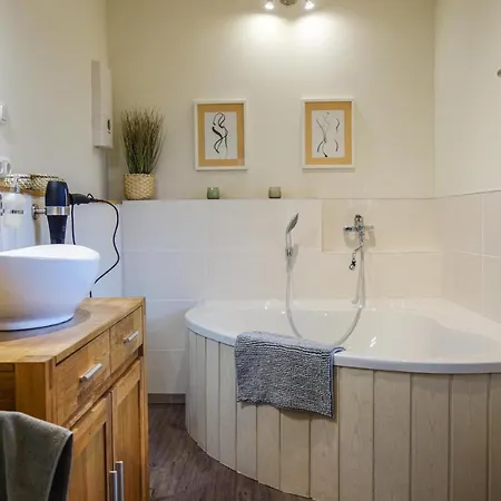 別荘 Stunning In W/ Jacuzzi, Wifi And 2 Bedrooms